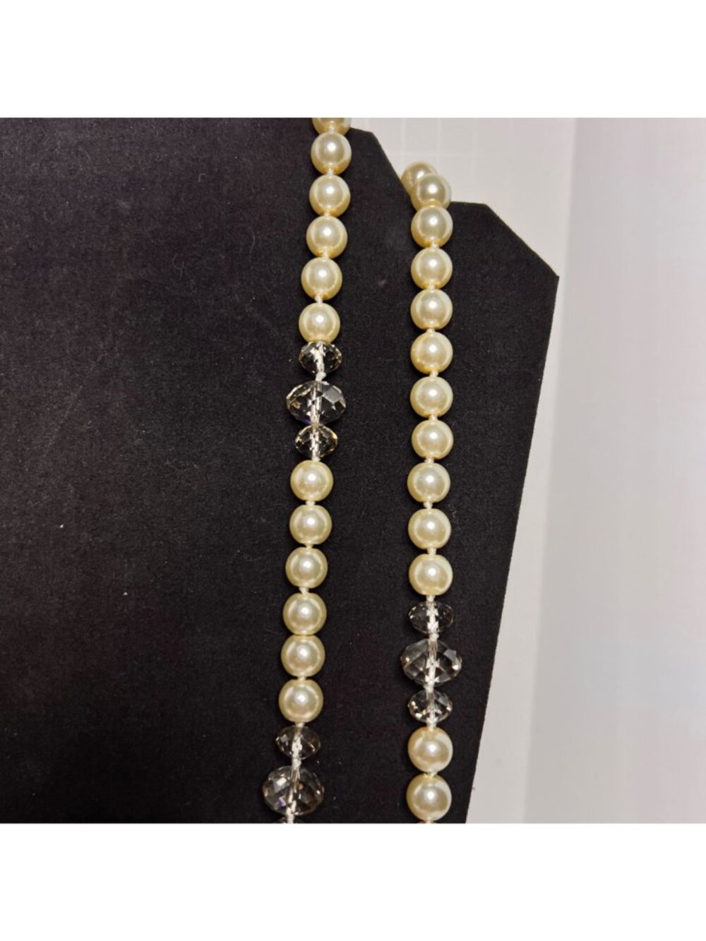 Single Strand Faux Pearl And Clear Faceted Crystal Like Beaded Necklace (6348) - Picture 5 of 7